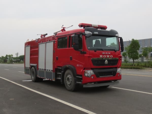 重汽豪沃干粉水泡聯(lián)用消防車(chē)